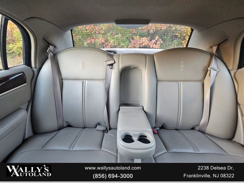 Used 2009 Lincoln Town Car Signature Limited image 23