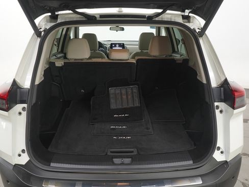 Used 2023 Nissan Rogue SV w/ SV Premium B Package image 9