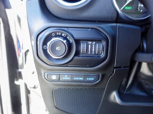 Used 2022 Jeep Wrangler Unlimited Sahara AWD/4WD image 17