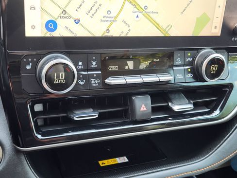 Used 2023 Toyota Highlander Bronze Edition FWD image 21