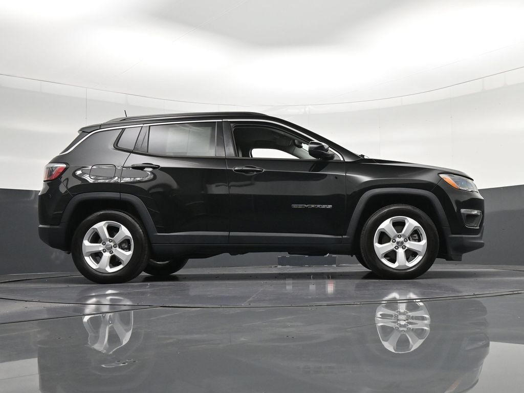 Used 2019 Jeep Compass Latitude FWD image 30