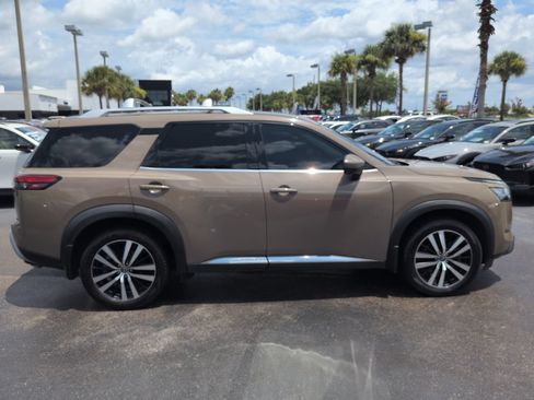 Used 2023 Nissan Pathfinder Platinum AWD/4WD image 3