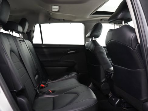 Used 2025 Toyota Highlander XLE AWD/4WD image 14