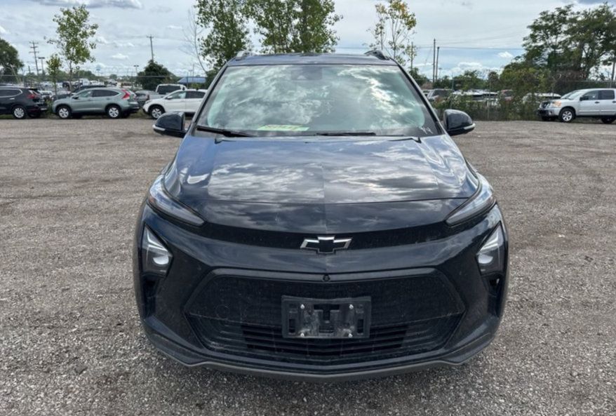 Used 2023 Chevrolet Bolt EUV Premier w/ Sun & Sound Package FWD image 3