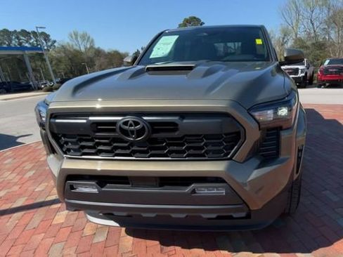 Used 2025 Toyota Tacoma TRD Sport AWD/4WD image 4
