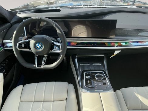 New 2026 BMW 750e xDrive w/ Premium Package image 10