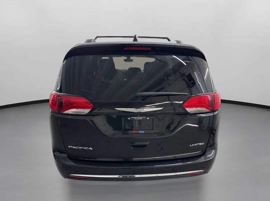 Used 2017 Chrysler Pacifica Limited FWD image 8