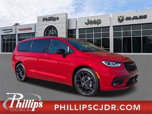 New 2026 Chrysler Pacifica Limited image 1