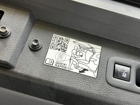 Used 2023 Toyota Sienna Limited image 12