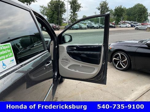 Used 2017 Dodge Grand Caravan SXT FWD image 18