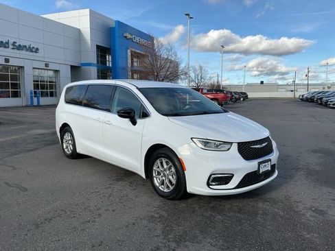Used 2024 Chrysler Pacifica Touring-L image 1