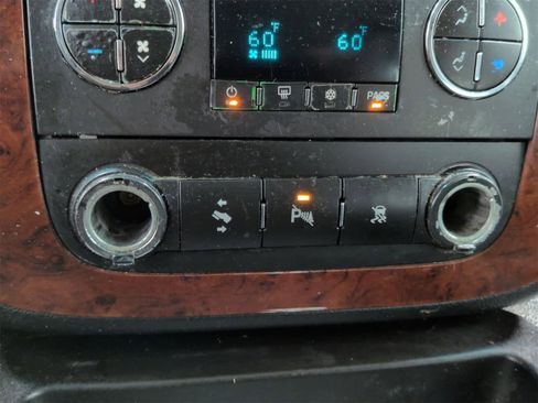 Used 2011 Chevrolet Suburban LT image 31