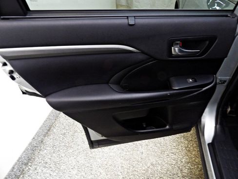 Used 2019 Toyota Highlander SE AWD/4WD image 9