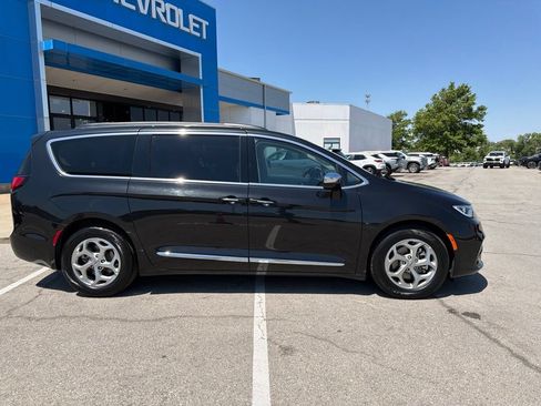 Used 2023 Chrysler Pacifica Limited FWD image 2