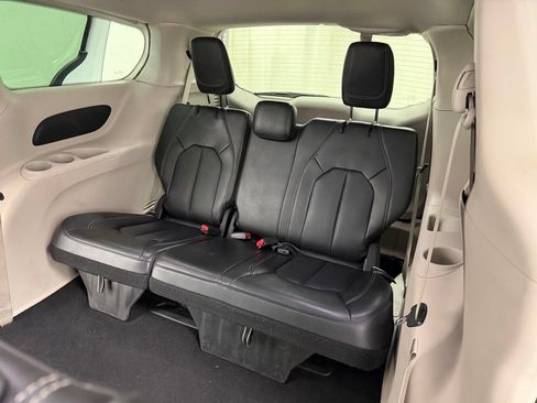 Used 2023 Chrysler Pacifica Touring-L FWD image 16