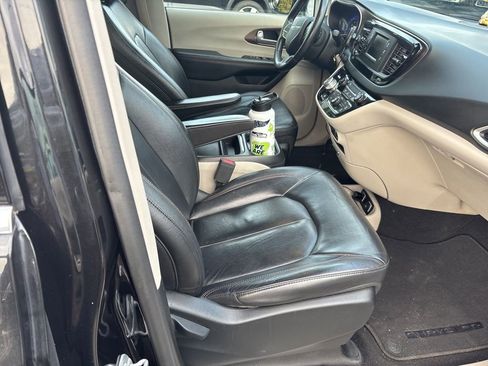 Used 2017 Chrysler Pacifica Touring-L image 13