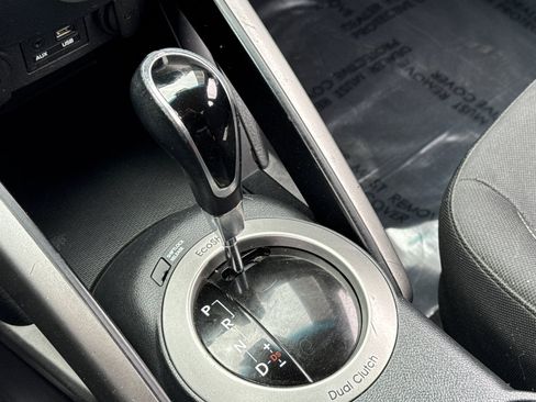 Used 2017 Hyundai Veloster FWD image 16