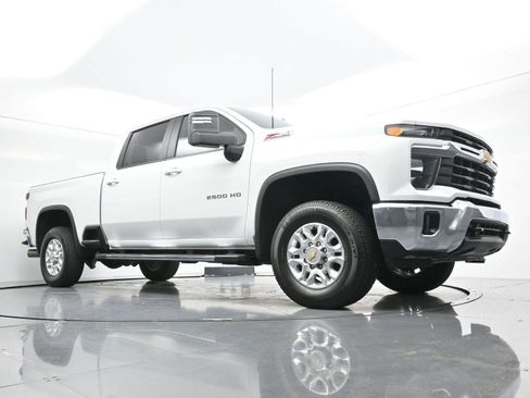 Used 2025 Chevrolet Silverado 2500 LT AWD/4WD image 39