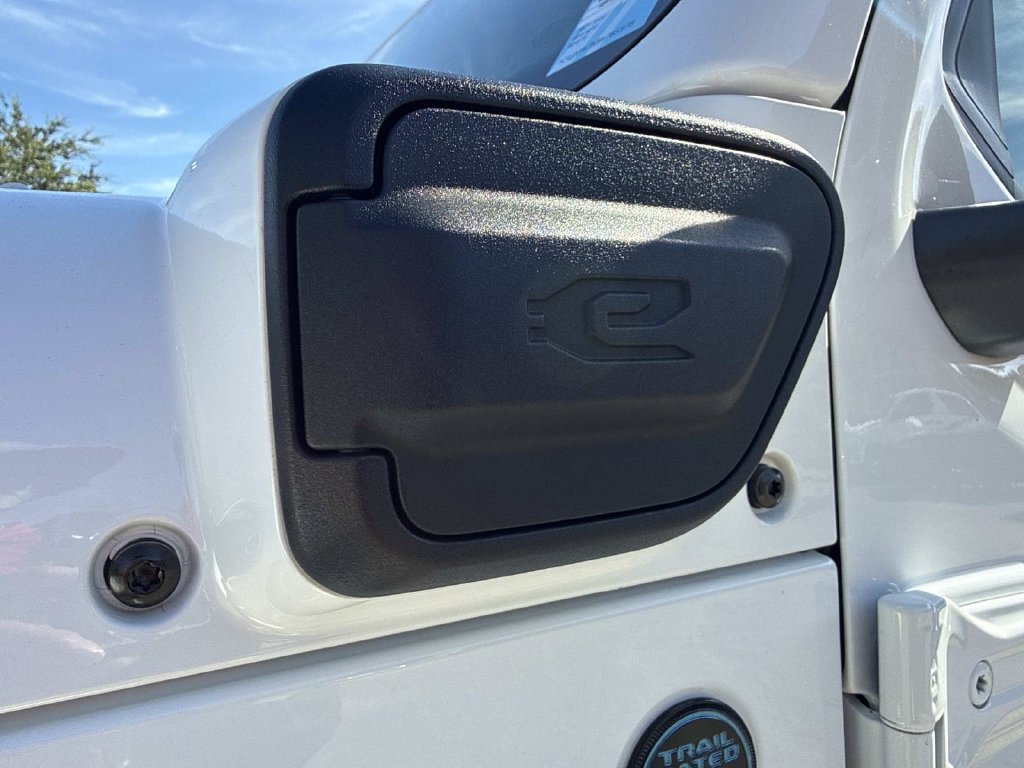 Used 2021 Jeep Wrangler Unlimited Sahara AWD/4WD image 13