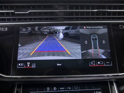 Used 2023 Audi Q8 Premium image 32