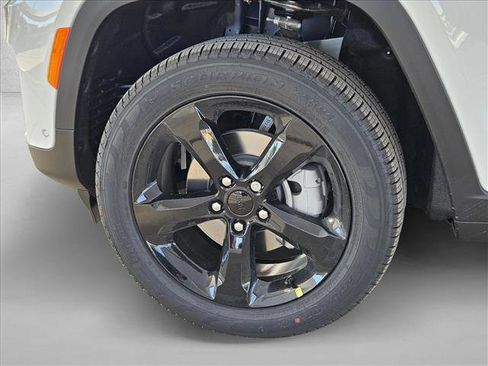 New 2025 Jeep Grand Cherokee Limited w/ Luxury Tech Group II image 10