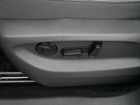Used 2025 Volkswagen Tiguan SE w/ Panoramic Sunroof Package AWD/4WD image 20