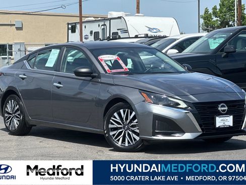 Used 2025 Nissan Altima 2.5 SV FWD image 1