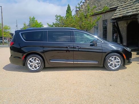 Used 2020 Chrysler Pacifica Touring-L Plus w/ Tire & Wheel Group image 13