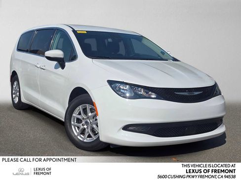 Used 2023 Chrysler Voyager LX FWD image 1