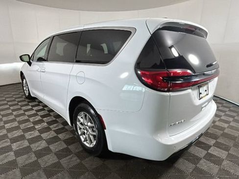 Used 2024 Chrysler Pacifica Touring-L FWD image 4
