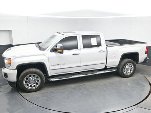 Used 2019 GMC Sierra 2500 Denali w/ Duramax Plus Package AWD/4WD image 22
