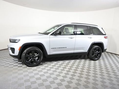 Used 2023 Jeep Grand Cherokee Altitude AWD/4WD image 2