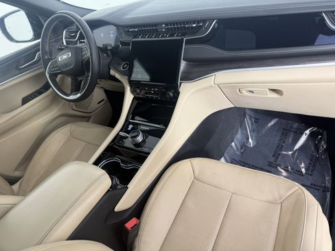 Used 2022 Jeep Grand Cherokee Limited 4xe w/ Luxury Tech Group II image 11