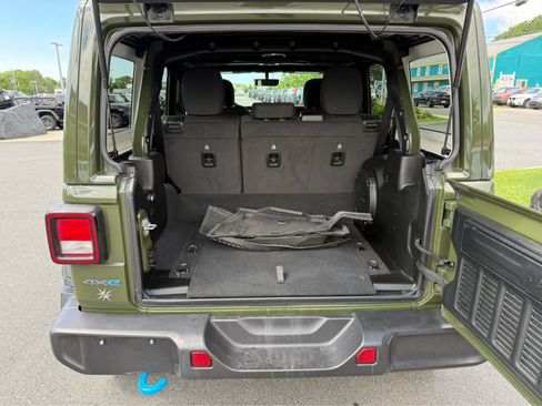Used 2023 Jeep Wrangler Unlimited w/ Sun & Screen Package AWD/4WD image 11