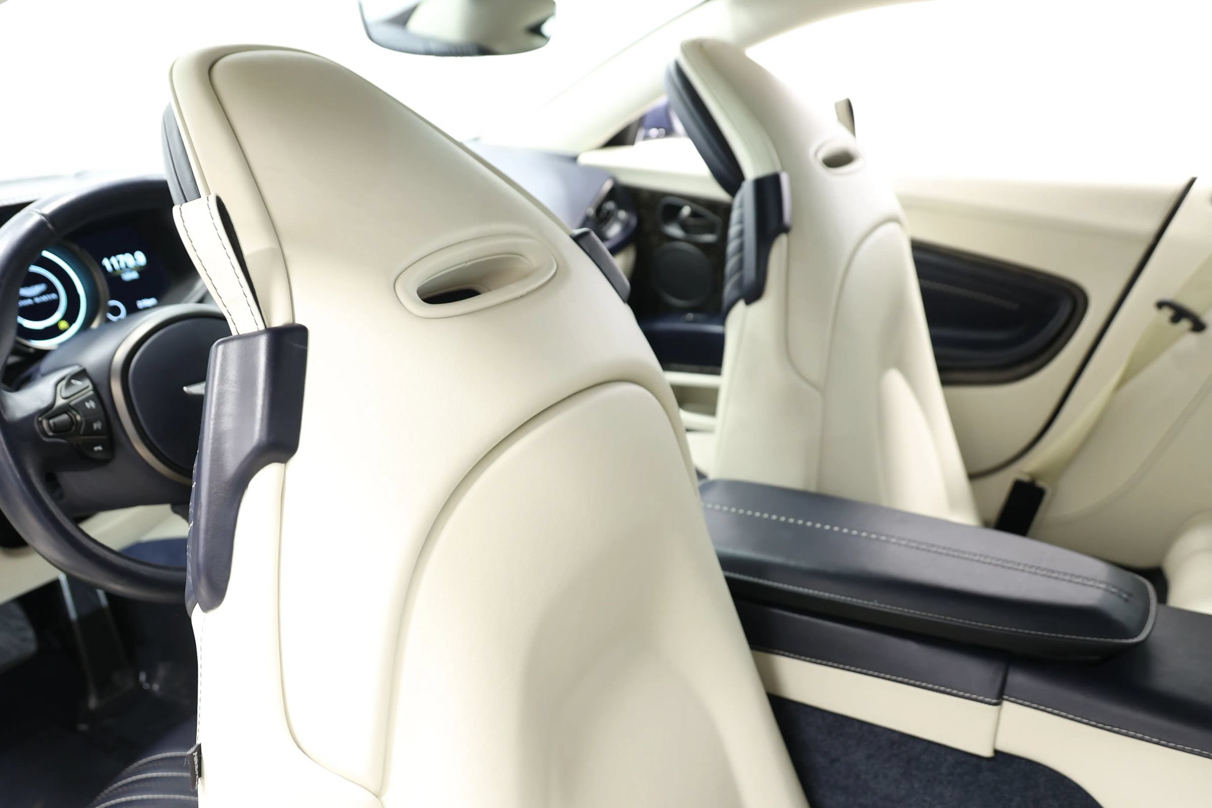 Used 2019 Aston Martin DB11 Coupe RWD image 56