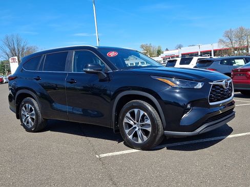 Certified 2025 Toyota Highlander XLE image 1