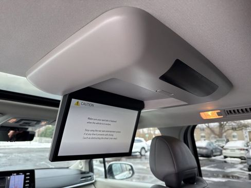 Used 2024 Toyota Sienna Limited image 25