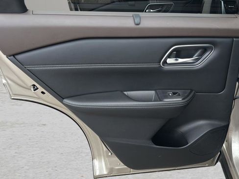 Used 2021 Nissan Rogue SL w/ Premium Package image 14