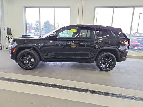Used 2025 Jeep Grand Cherokee Limited w/ Black Appearance Package AWD/4WD image 17