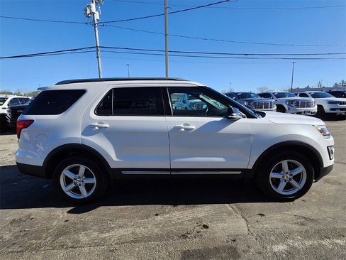 Used 2017 Ford Explorer XLT w/ Equipment Group 202A image 6