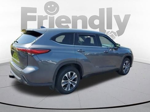 Used 2022 Toyota Highlander XLE AWD/4WD image 5
