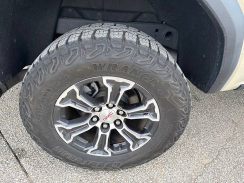 Used 2023 GMC Canyon AT4 w/ AT4 Premium Package AWD/4WD image 9