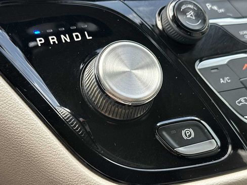 Used 2017 Chrysler Pacifica Touring-L FWD image 34