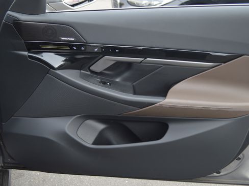 Used 2025 BMW 530i xDrive 530i xDrive w/ Premium Package image 36