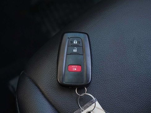 Used 2021 Toyota Highlander XLE AWD/4WD image 28