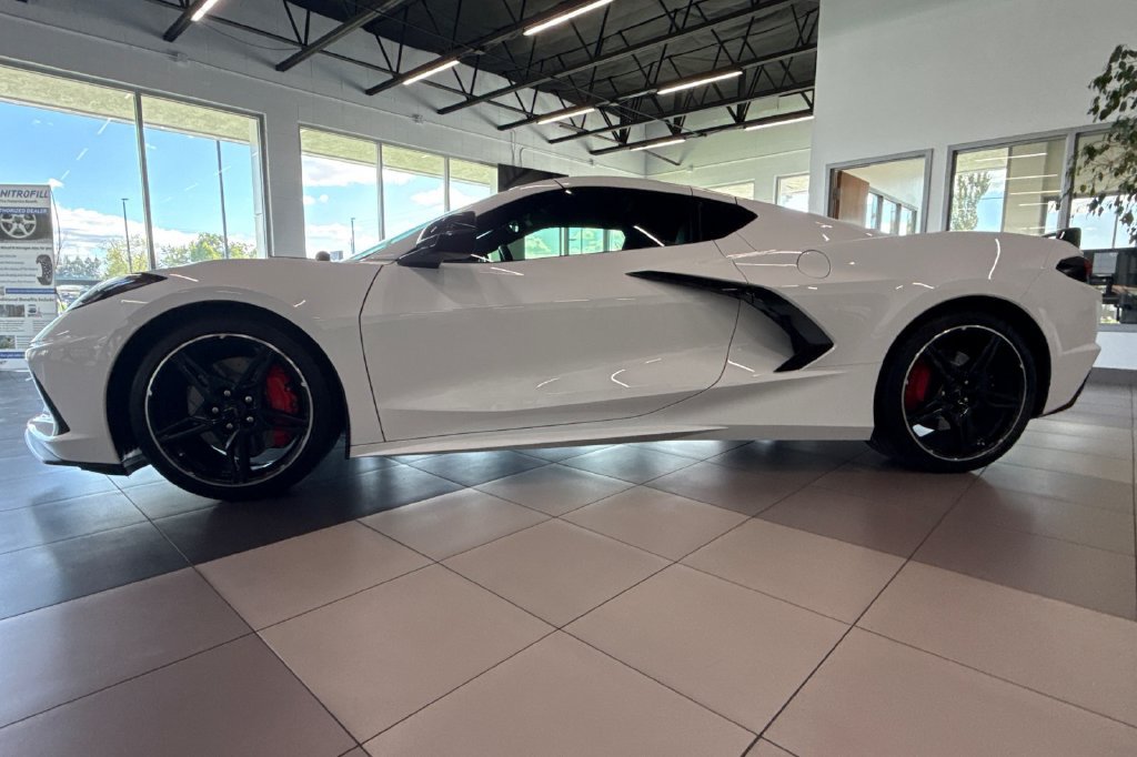 Used 2021 Chevrolet Corvette Stingray Coupe w/ Z51 Performance Package RWD image 14