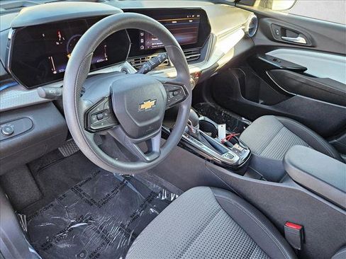 Used 2025 Chevrolet Trax LT FWD image 10