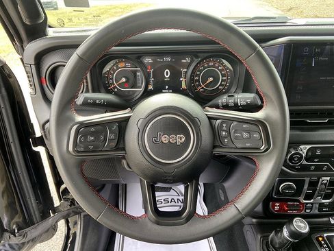 Used 2024 Jeep Wrangler Rubicon image 12