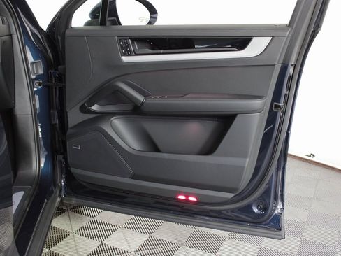 Certified 2025 Porsche Cayenne S image 38
