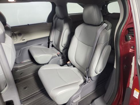 Used 2021 Toyota Sienna XLE image 17